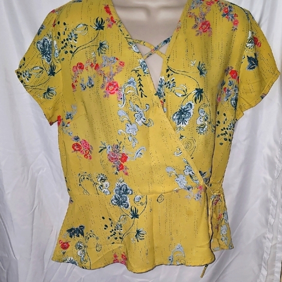 Elegant Floral Wrap Blouse in Yellow.   4 - Picture 5 of 7